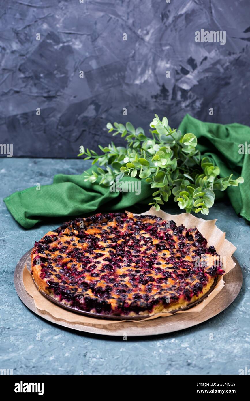 Clafouti a torta francese tradizionale con ciliegie di ribes nero. Dolce dessert di frutta fatto in casa Foto Stock