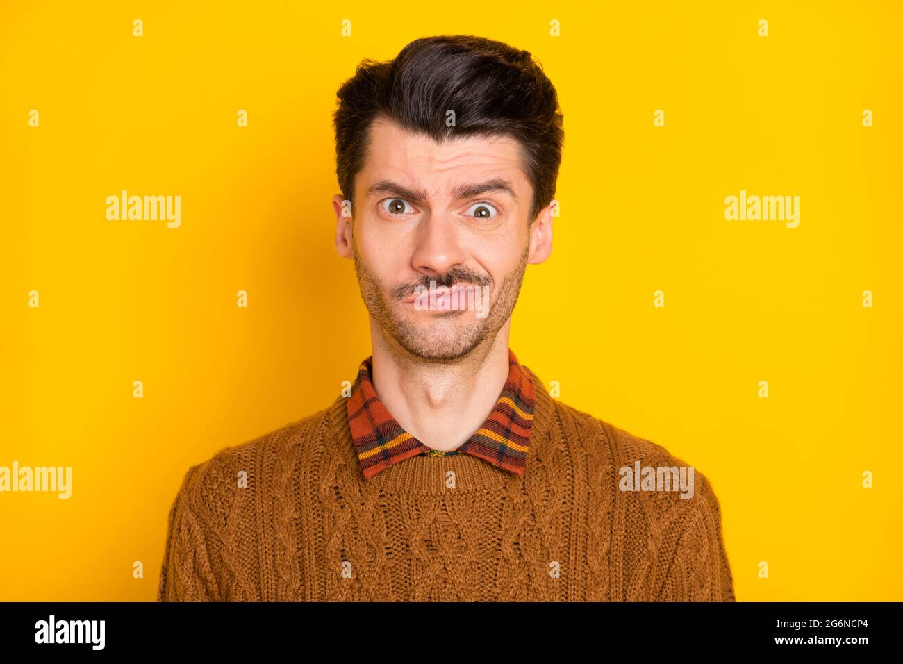 Foto di infelice deluso giovane uomo cattivo umore problema dilemma isolato su sfondo di colore giallo Foto Stock