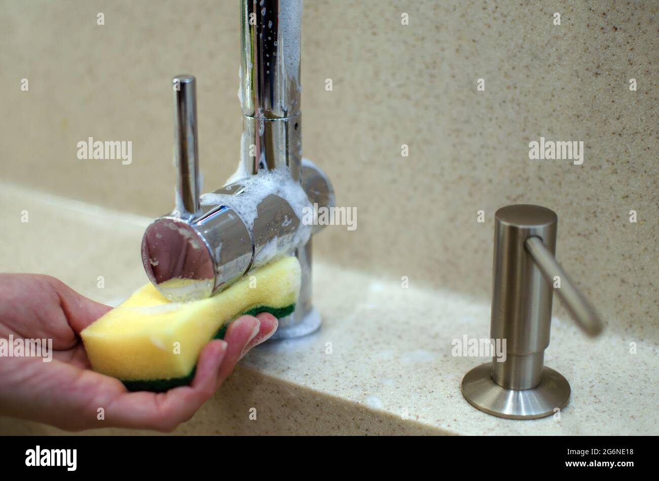 Vista laterale della cucina moderna in colori luminosi, un lavandino ad  angolo rotondo, accessori per lavare i piatti e la pulizia. Dettagli  interni alla luce del giorno. Conc Foto stock - Alamy