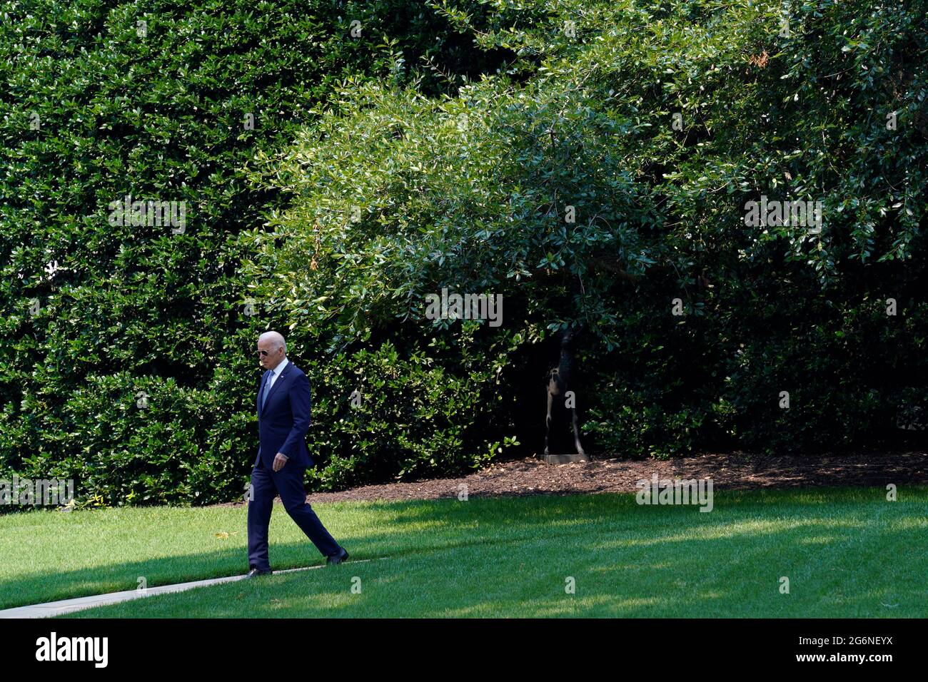 Il presidente degli Stati Uniti Joe Biden cammina dall'ufficio ovale della Casa Bianca a Washington prima della sua partenza a Chicago il 7 luglio 2021. Biden intende esprimere commenti sul suo programma Build Back Better al McHenry County College di Crystal Lake, Illinois. Credito: Yuri Grippas/Pool via CNP /MediaPunch Foto Stock