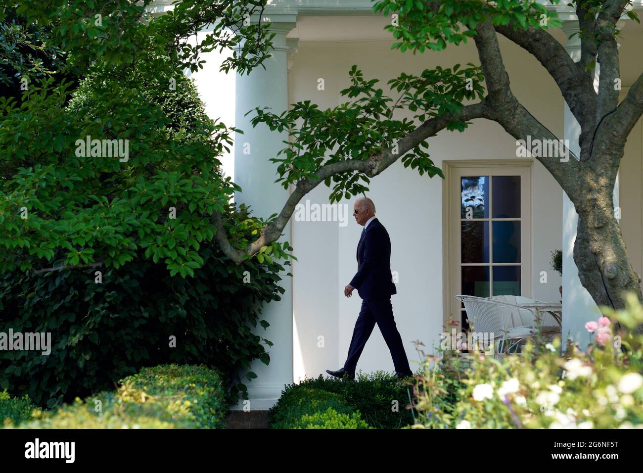 Il presidente degli Stati Uniti Joe Biden cammina dall'ufficio ovale della Casa Bianca a Washington prima della sua partenza a Chicago il 7 luglio 2021. Biden sta andando trasportare le osservazioni sul suo programma migliore di build Back al McHenry County College in Crystal Lake, Illinois.Credit: Yuri Grippas/Pool via CNP /MediaPunch Foto Stock