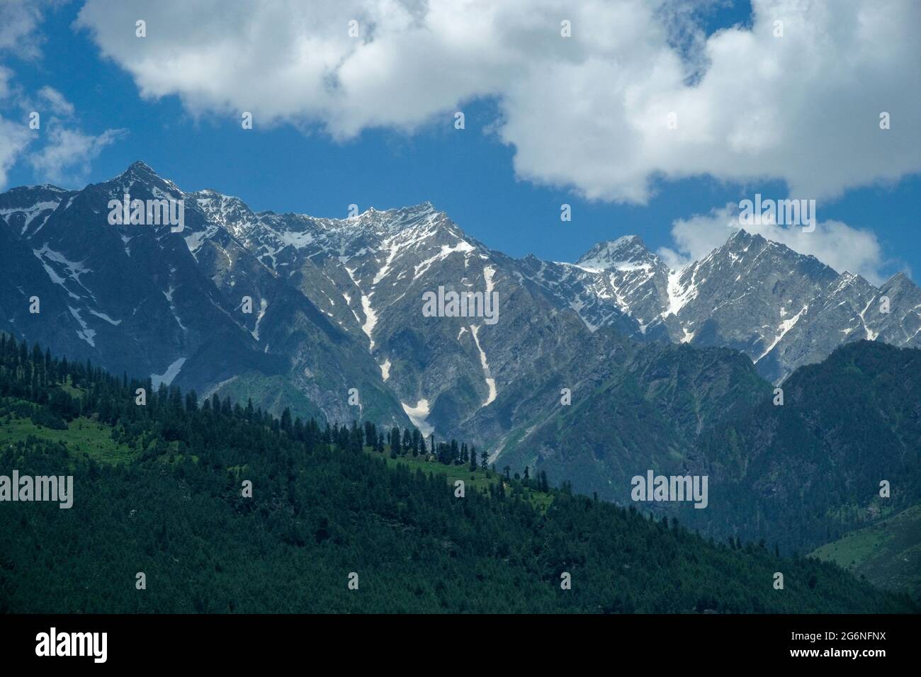 Vista sull'Himalaya dall'Himachal Pradesh in India. Foto Stock