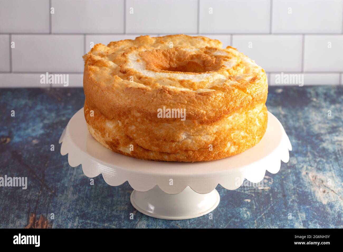 Angel Food Cake su un supporto per torta bianca Foto Stock