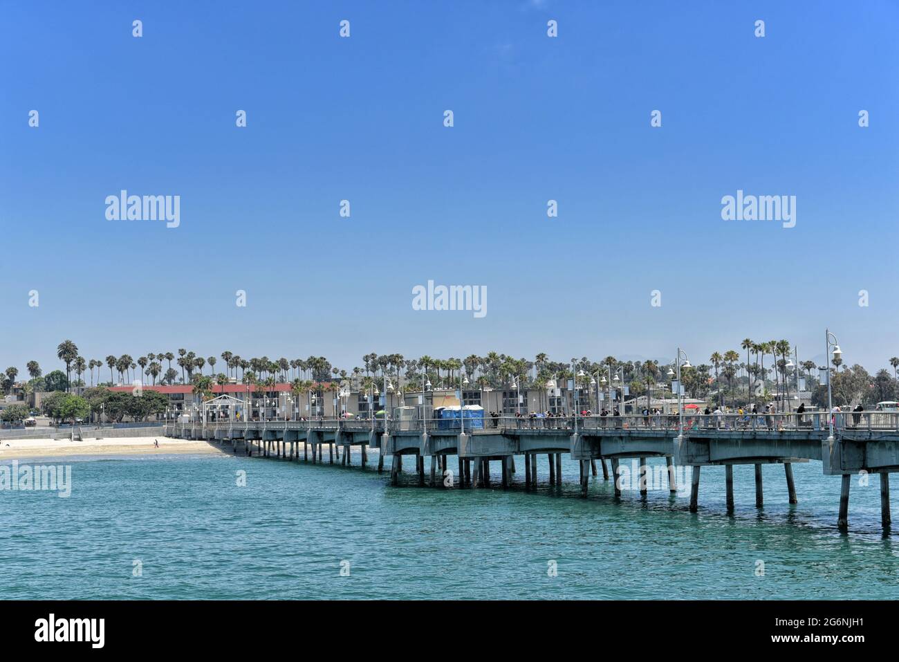 LONG BEACH, CALIFORNIA - 5 LUGLIO 2021: Il Belmont Vetrans Memorial Pier guardando verso la riva. Foto Stock