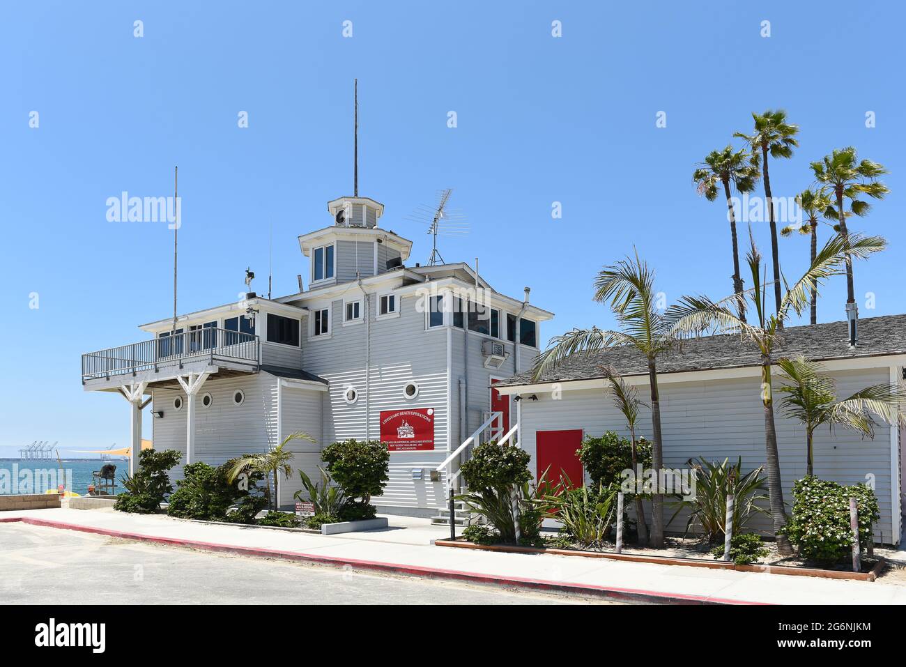 LONG BEACH, CALIFORNIA - 5 LUGLIO 2021: La storica stazione di Lifeguard Dutch Miller, sede della sede centrale della Long Beach Lifeguard. Foto Stock