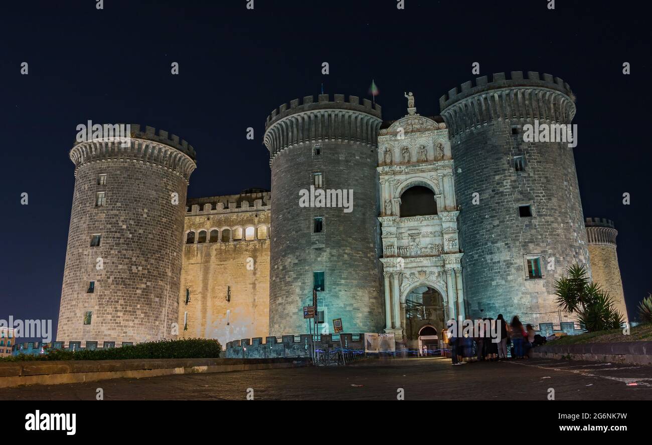 Una foto del Castel nuovo di notte. Foto Stock