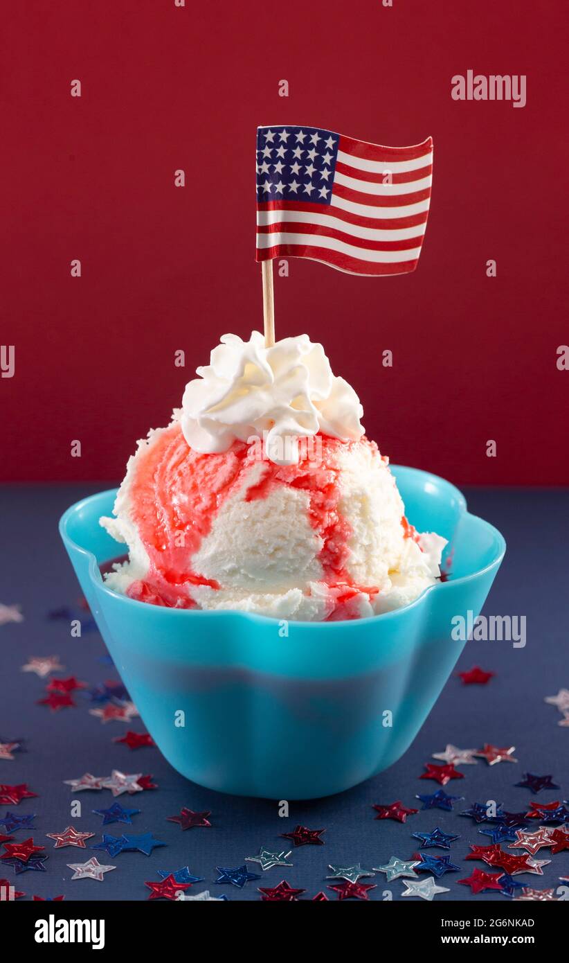 Vanilla patriottica e Sundae fragola con una bandiera americana Foto Stock