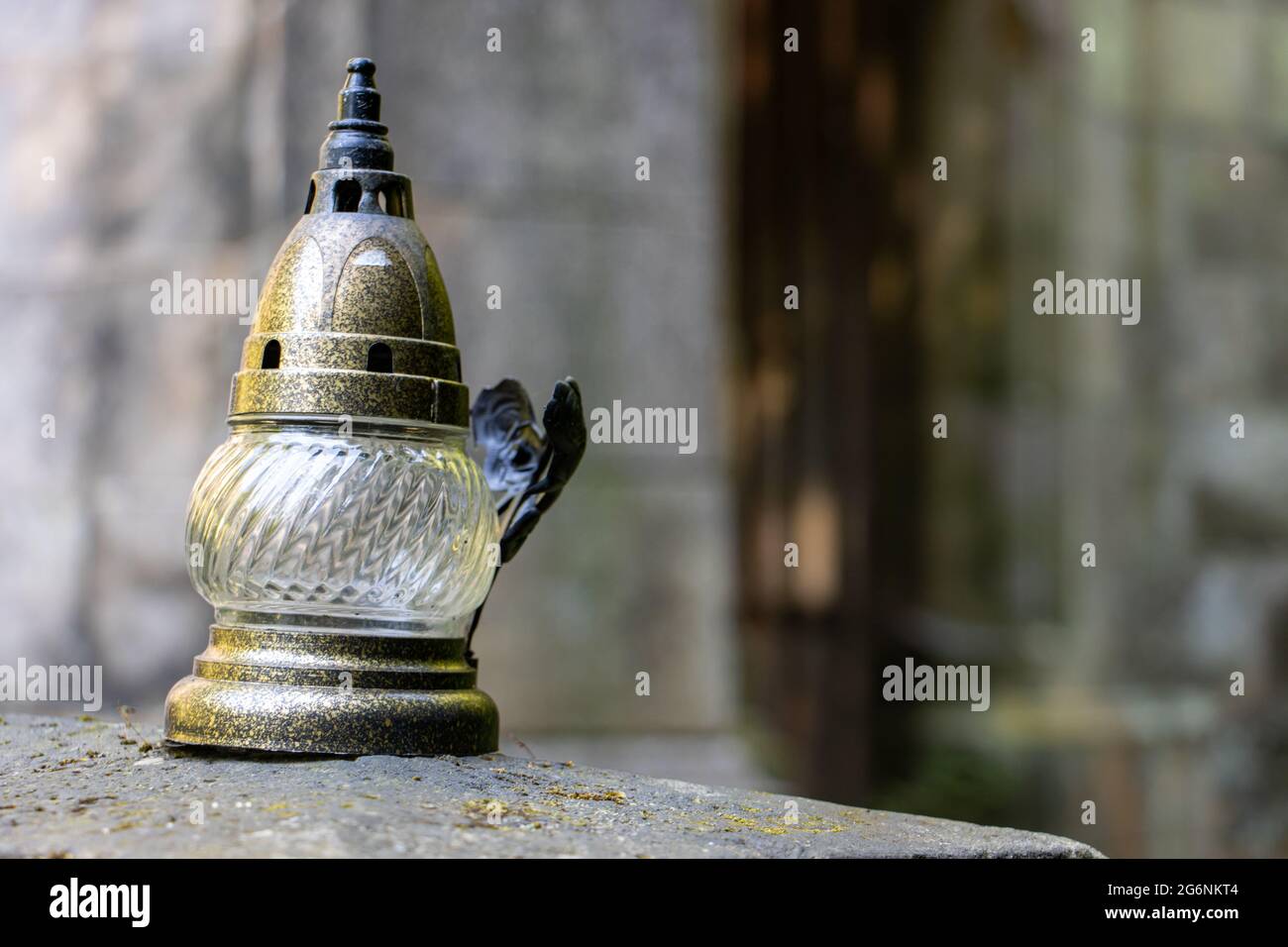 Una piccola lampada di fronte alla cappella pseudo-gotica con una tomba nel vecchio cimitero. Foto Stock