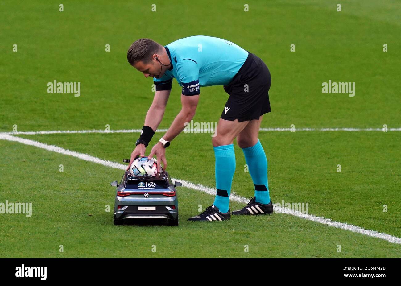 L'arbitro Danny Makkelie recupera la palla da una vettura con telecomando durante la partita semifinale UEFA Euro 2020 al Wembley Stadium di Londra. Data immagine: Mercoledì 7 luglio 2021. Foto Stock