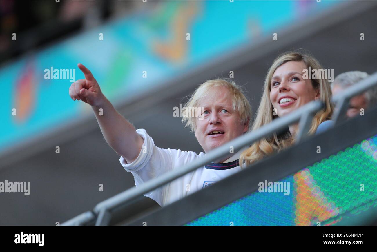 BORIS JOHNSON, CARRIE JOHNSON, INGHILTERRA V DANIMARCA, 2021 Foto Stock
