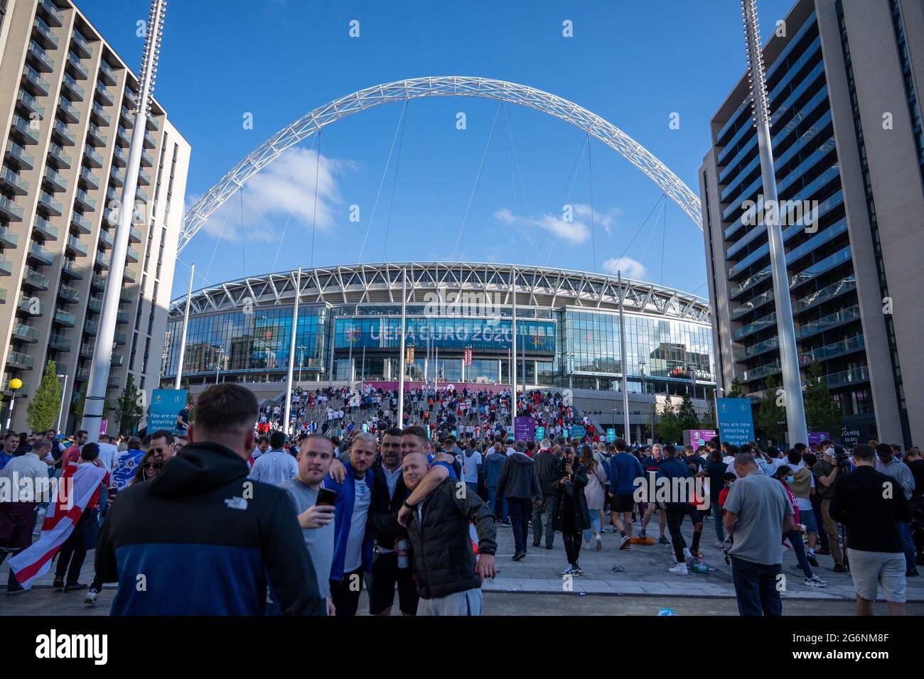 Londra, Regno Unito. 7 luglio 2021. I fan scattano foto con lo stadio di Wembley sullo sfondo. Credit: Thomas Eddy/Alamy Live News Foto Stock