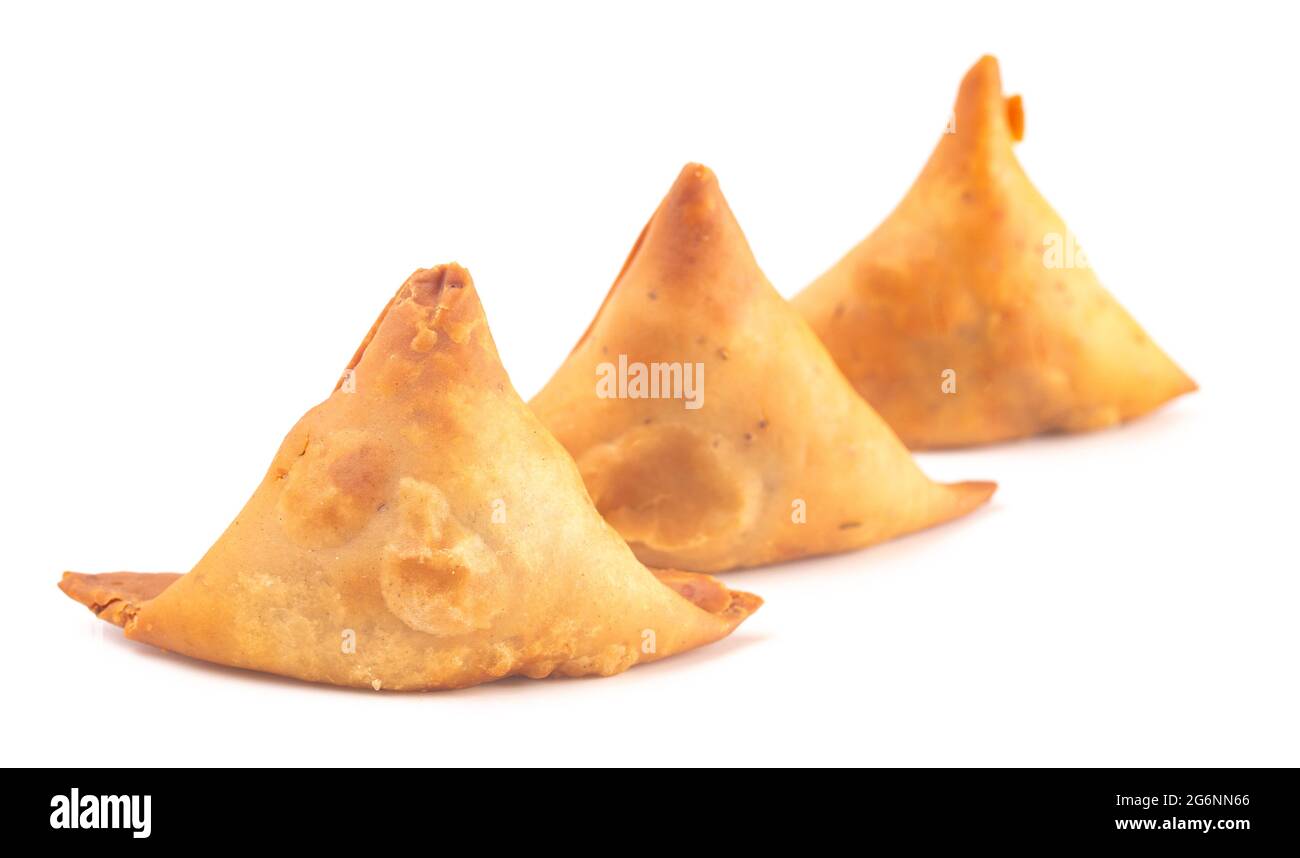 Samosas ripieni di carne su sfondo bianco Foto Stock
