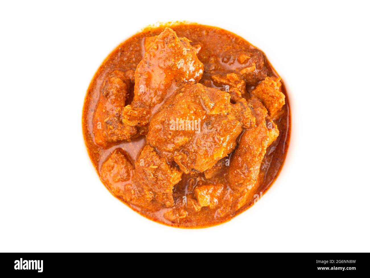 Un massala di pollo Tikka a base di pomodoro cremoso isolato su uno sfondo bianco Foto Stock