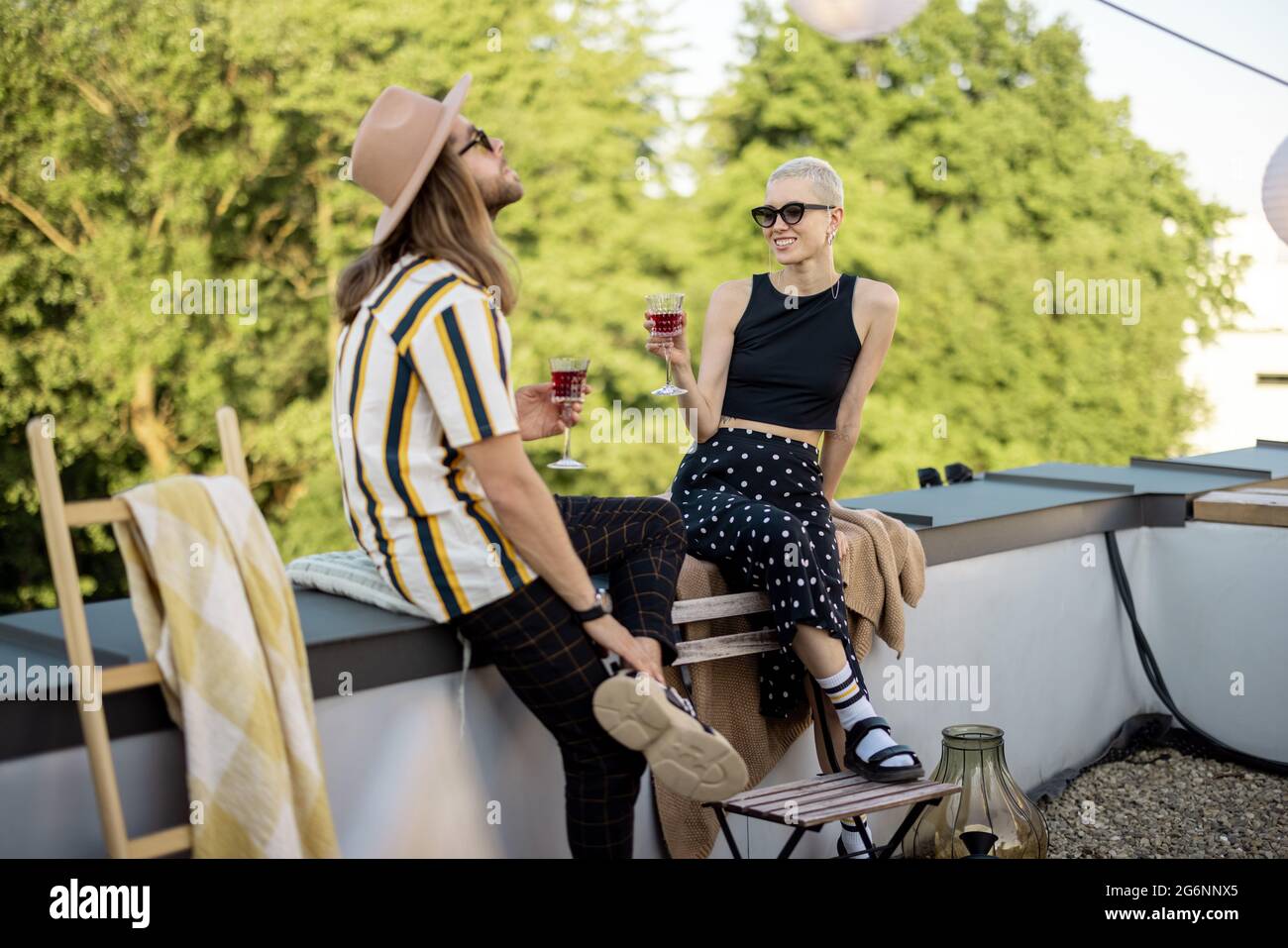 Due amici che si divertono al picnic all'aperto Foto Stock