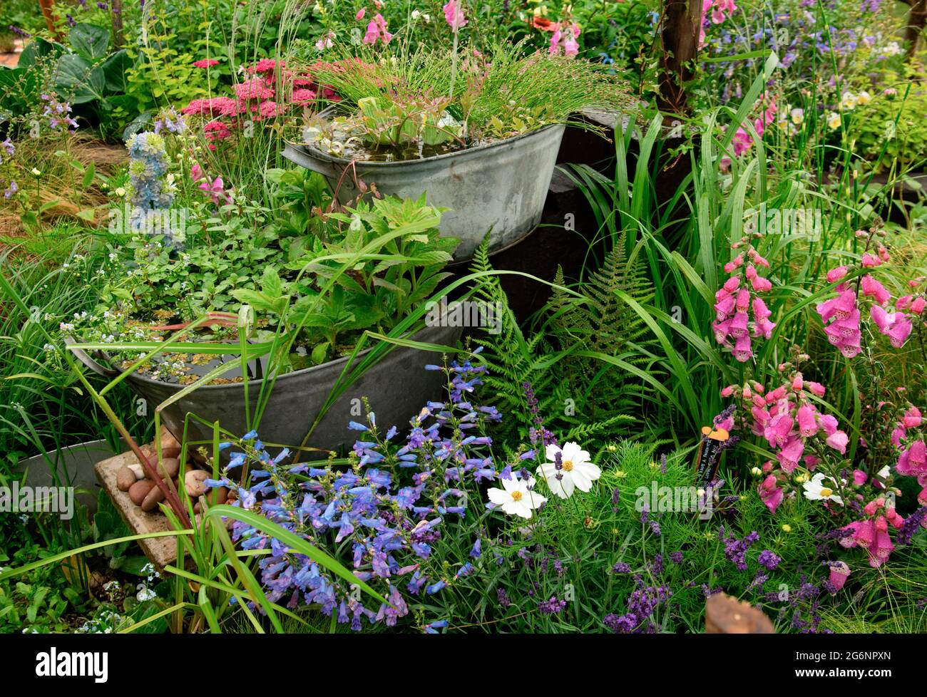 Il Down Memory Lane Garden all'Hampton Court Palace Garden Festival Foto Stock