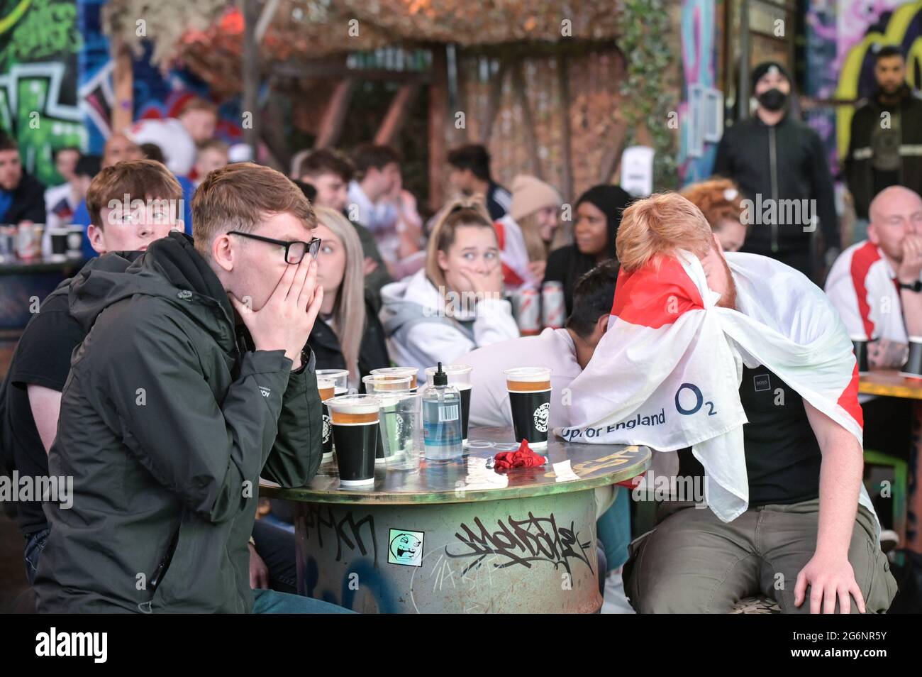 Digbeth, Birmingham 7 luglio 2021 tifosi heartache come Danimarca punteggio contro l'Inghilterra nella Euro 2020 semi finale. I fan guardavano sotto gli archi ferroviari al popup bar Big Fang nel centro di Birmingham. PIC di Sam Holiday/Alamy Live News Foto Stock