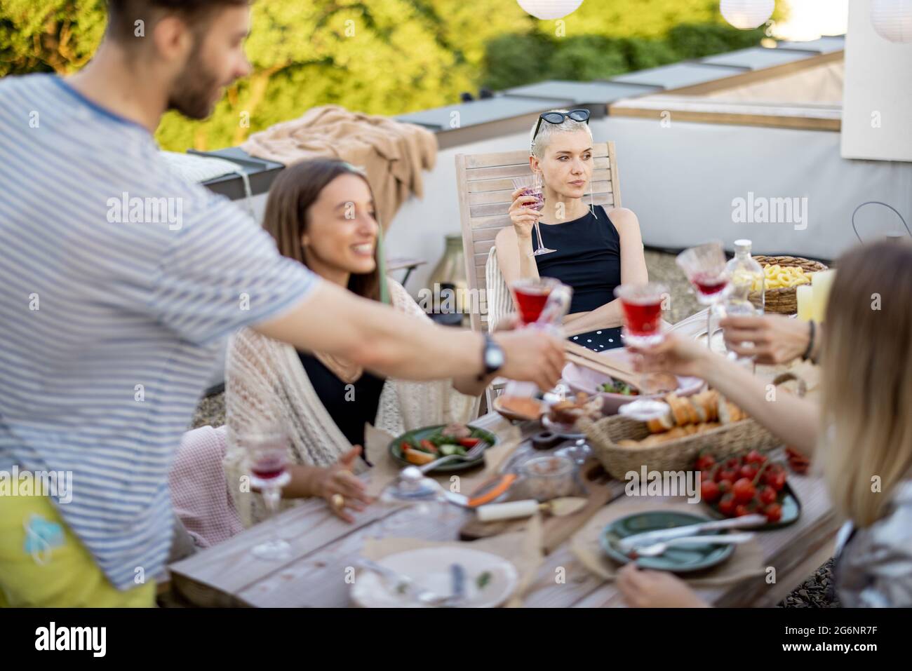 Donna triste seduta separatamente su una festa all'aperto Foto Stock