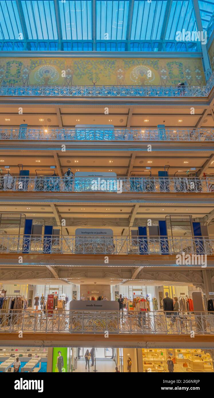 Parigi, Francia - 07 02 2021: Grande magazzino la Samaritaine. Vista interna dell'edificio Foto Stock