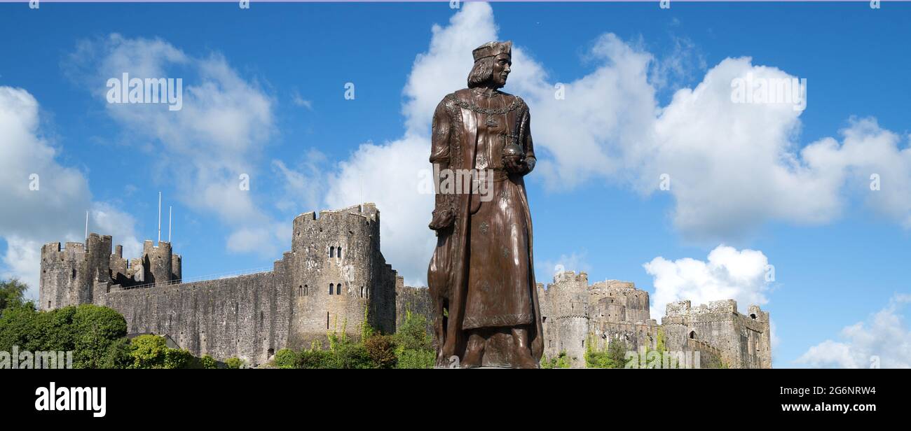 Statua di Henry V11 di fronte al castello di Pembroke, Pembroke, Pembrokeshire, Galles Foto Stock