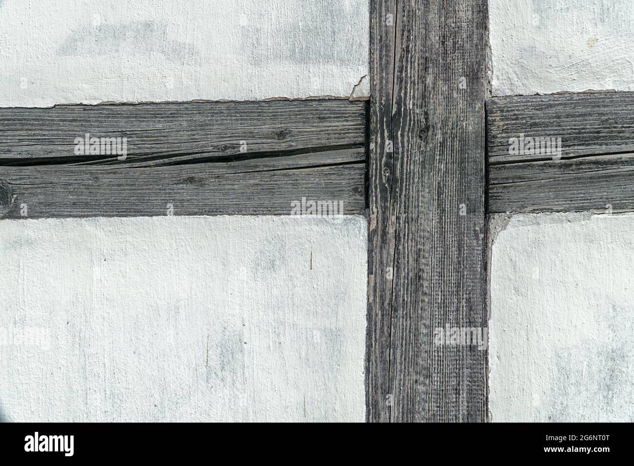 Particolare della parete del telaio in legno. Parete bianca e barre scure. Foto Stock