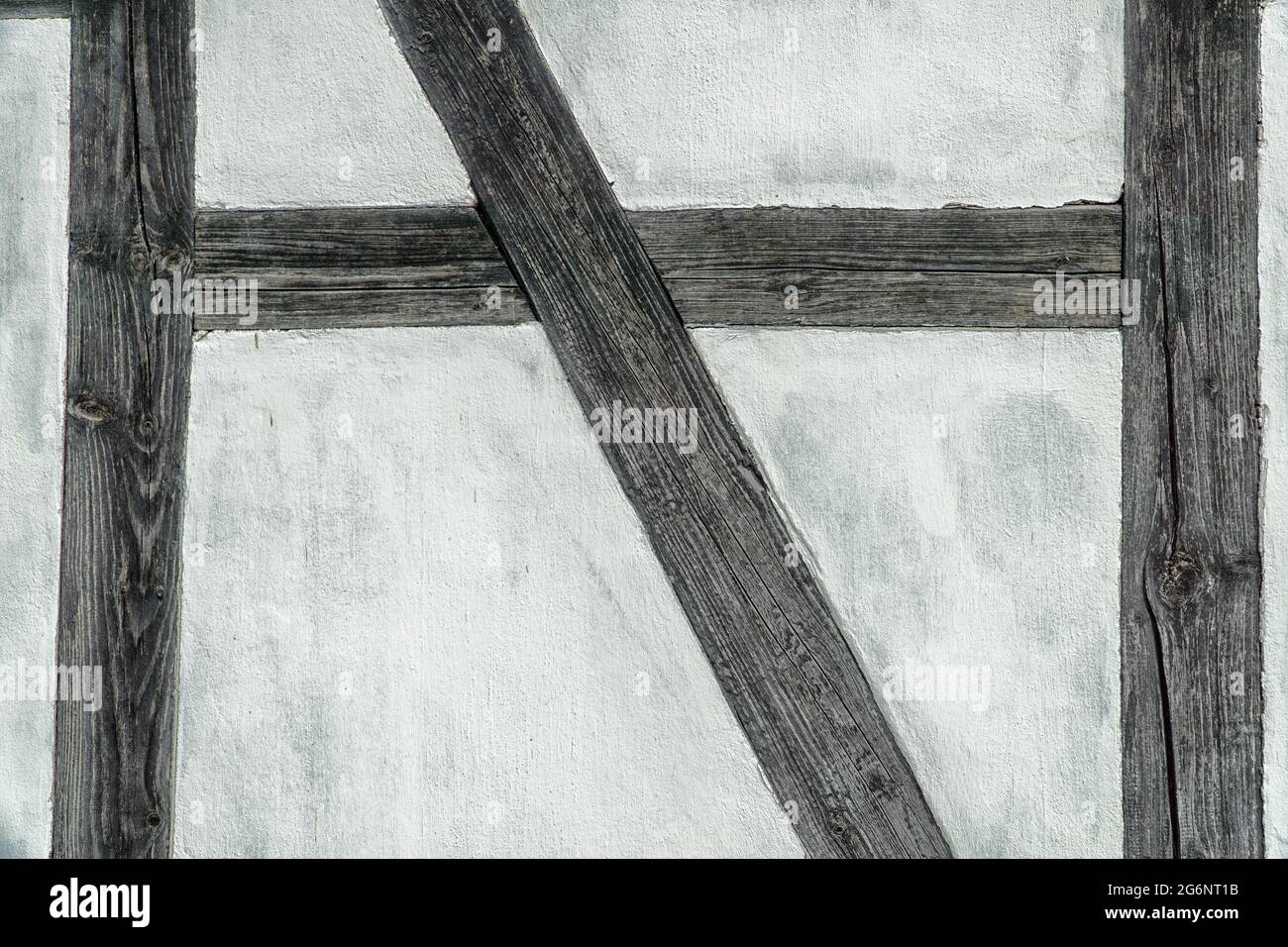 Particolare della parete del telaio in legno. Parete bianca e barre scure. Foto Stock