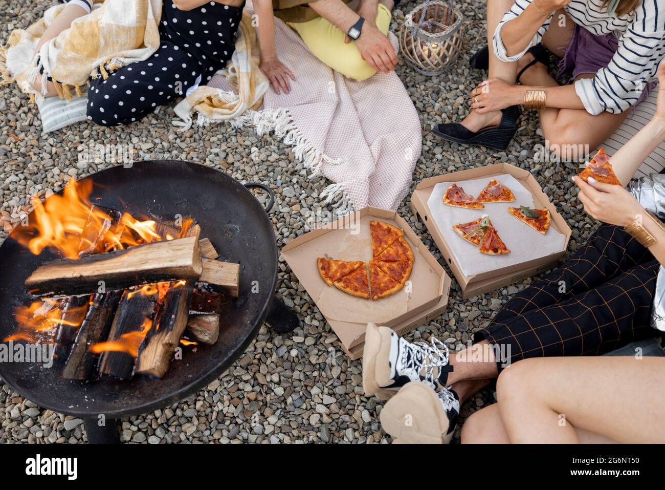 Amici vicino alla ciotola con il fuoco Foto Stock