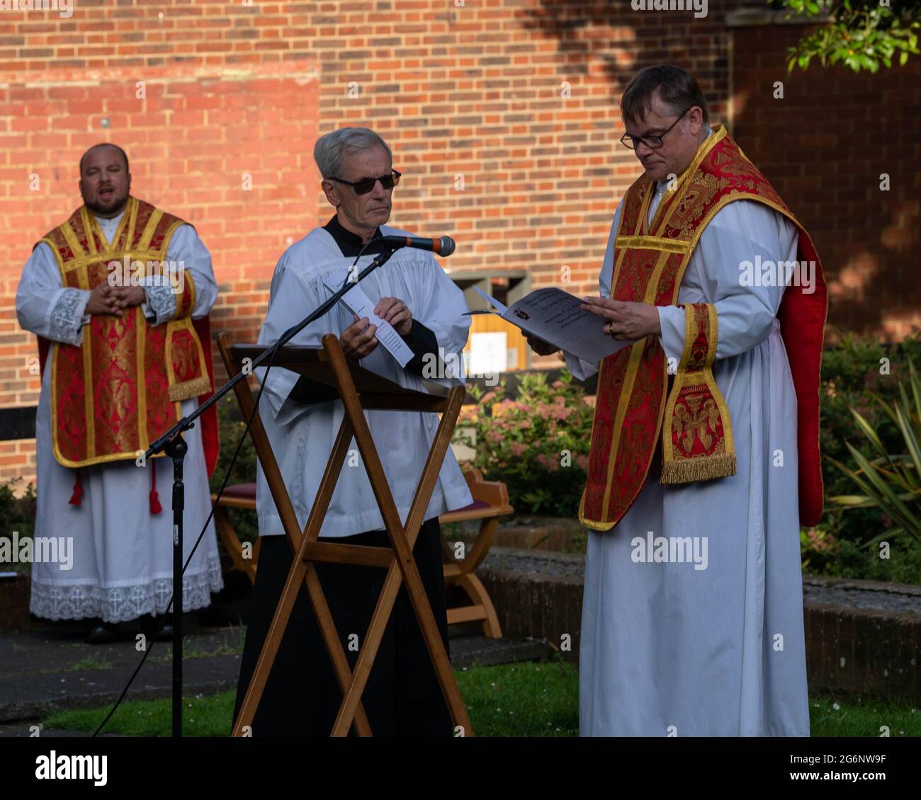 Brentwood Essex 7 luglio 2021 una messa Patrona all'aperto nelle rovine della vecchia Cappella di San Tommaso a Becket su Brentwood High Street. La messa celebra 800 anni dalla consacrazione della cappella. Questa è la prima messa nella cappella per circa cinquanta anni. Si è trattato di un evento surreale dato che era la stessa sera come la partita Inghilterra e bemused Inghilterra tifosi ha guidato e passato a piedi il servizio. Padre Mark North e Padre Matthew Austin Credit: Ian Davidson/Alamy Live News Foto Stock