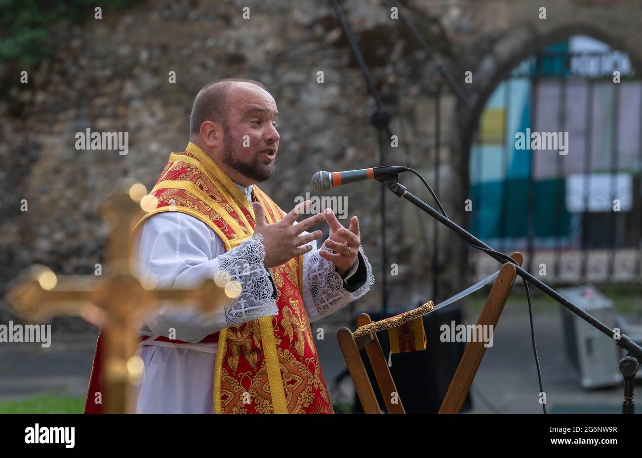 Brentwood Essex 7 luglio 2021 una messa Patrona all'aperto nelle rovine della vecchia Cappella di San Tommaso a Becket su Brentwood High Street. La messa celebra 800 anni dalla consacrazione della cappella. Questa è la prima messa nella cappella per circa cinquanta anni. Si è trattato di un evento surreale dato che era la stessa sera come la partita Inghilterra e bemused Inghilterra tifosi ha guidato e passato a piedi il servizio. Padre Mark North e Padre Matthew Austin Credit: Ian Davidson/Alamy Live News Foto Stock