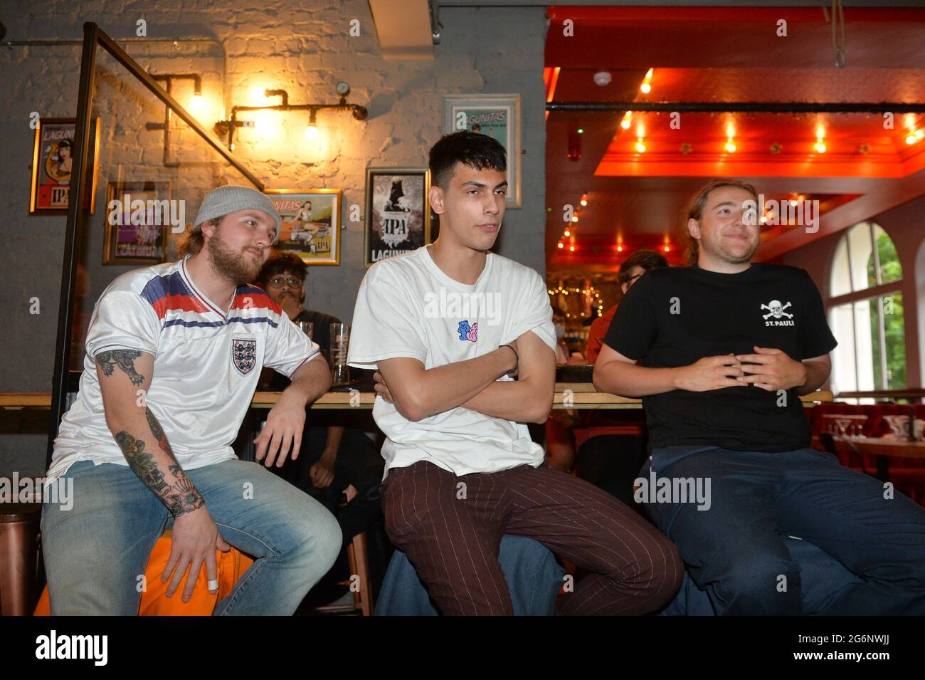 Leicester, Leicestershire, Regno Unito 7 luglio 2021. Notizie del Regno Unito. Gli appassionati di calcio guardano l'Inghilterra contro la Danimarca alla Queen of Bradgate nel centro di Leicester. Alex Hannam/Alamy Live News Foto Stock