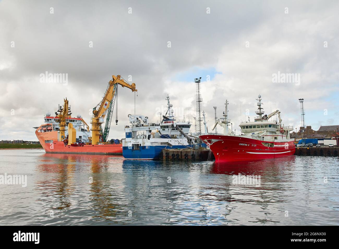 Navi nel porto di Peterhead. Foto Stock