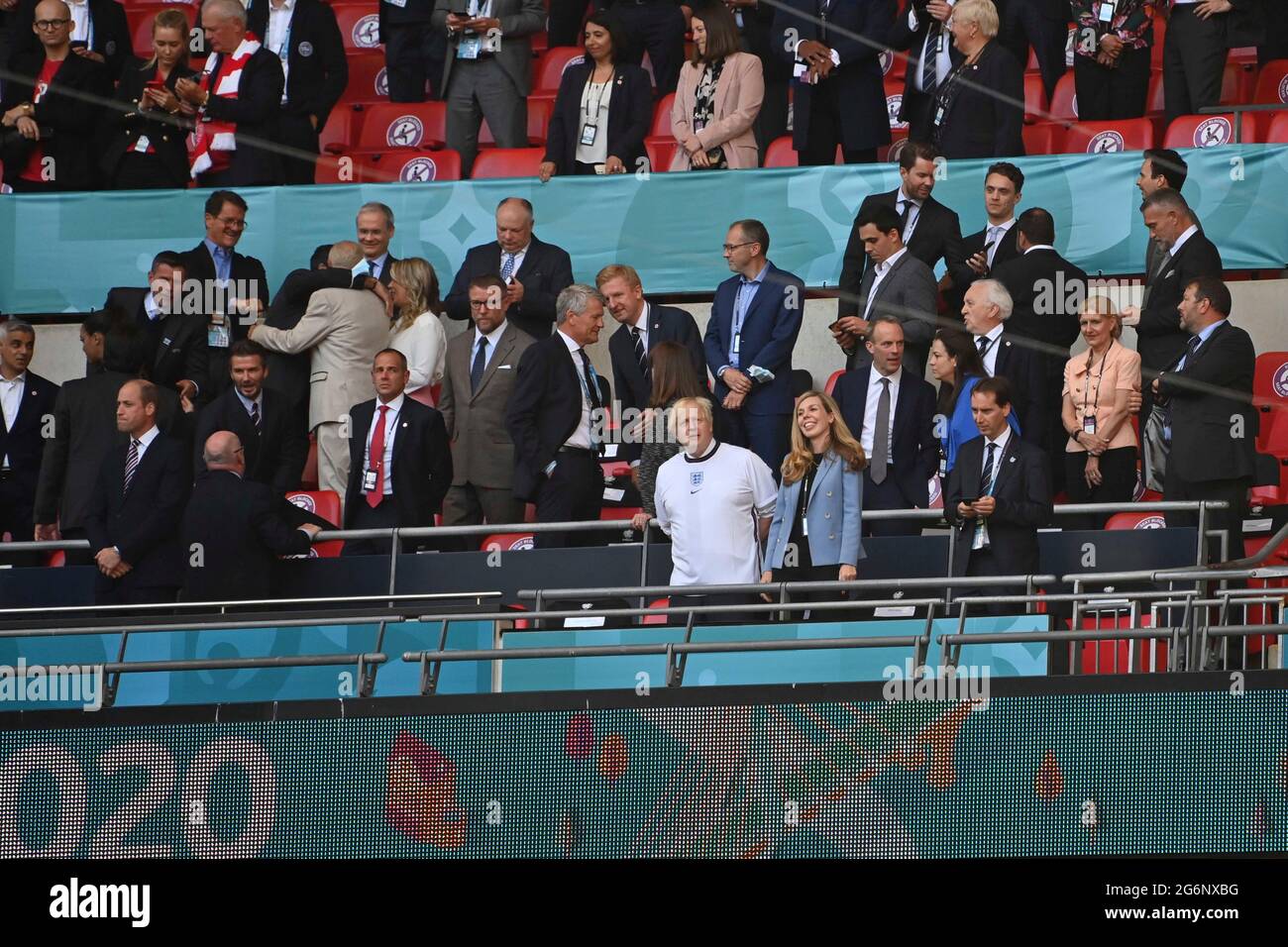Vista della casella VIP, nel conte primo ministro Boris JOHNSON con la moglie Carrie SYMONDS, ha lasciato il principe WILLIAM, feature, simbolo foto, bordo motivo, Semifinali, partita M50, Inghilterra (ENG) - Danimarca (DEN) su 07.07.2021 a Londra/Wembley Stadium. Football EM 2020 dal 06/11/2021 al 07/11/2021. ÃÂ Foto Stock