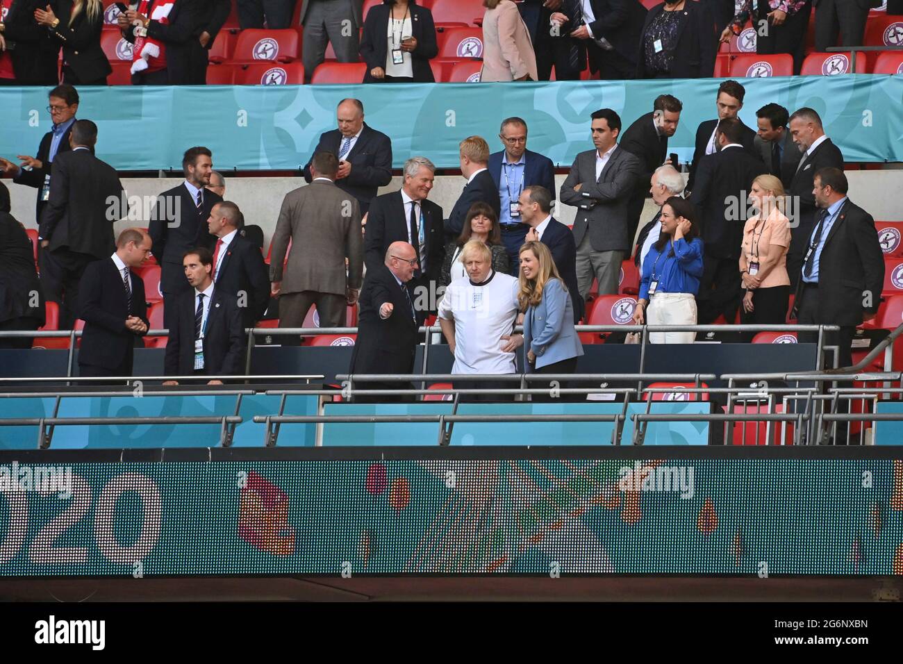 Vista della casella VIP, nel conte primo ministro Boris JOHNSON con la moglie Carrie SYMONDS, ha lasciato il principe WILLIAM, feature, simbolo foto, bordo motivo, Semifinali, partita M50, Inghilterra (ENG) - Danimarca (DEN) su 07.07.2021 a Londra/Wembley Stadium. Football EM 2020 dal 06/11/2021 al 07/11/2021. ÃÂ Foto Stock