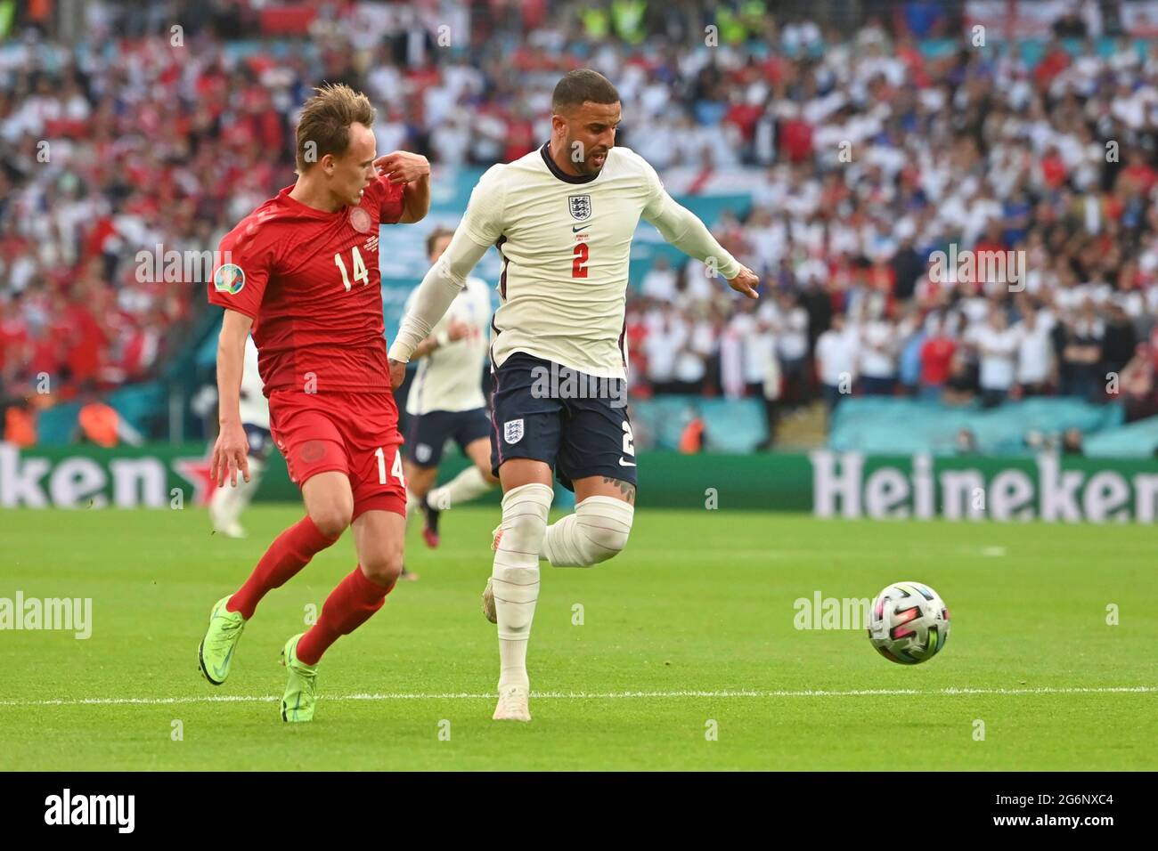 Da sinistra a destra Mikkel DAMSGAARD (DEN) contro Kyle WALKER (ENG), azione, duelli, semifinali, gioco M50, Inghilterra (ENG) - Danimarca (DEN) il 07.07.2021 a London/Wembley Stadium. Football EM 2020 dal 06/11/2021 al 07/11/2021. ÃÂ Foto Stock