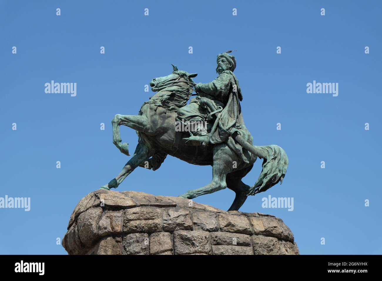 Il leader militare e civico di Petro Konashevych-Sahaidachny è onorato con una statua eques-trio Kontraktova Square a Kiev, Ucraina. Foto Stock