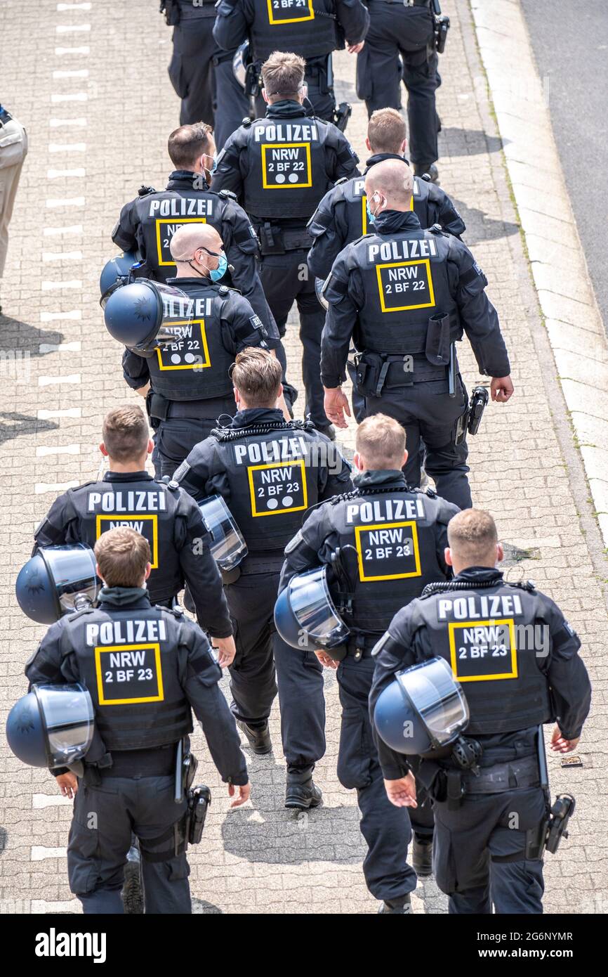 Agenti di polizia di una task force durante un'operazione, NRW, Germania Foto Stock