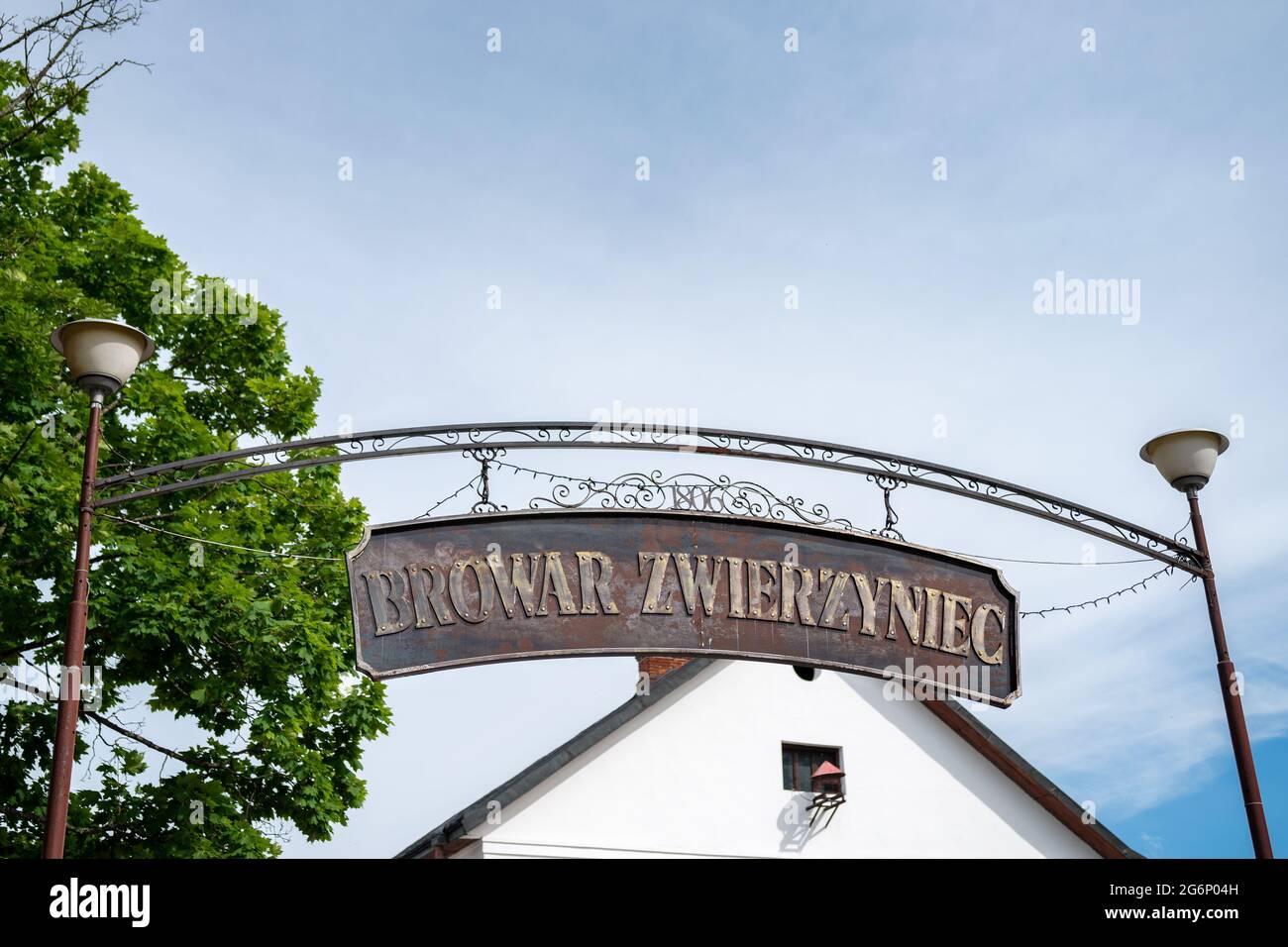 Porta d'ingresso alla vecchia birreria tradizionale di Zwierzyniec Foto Stock