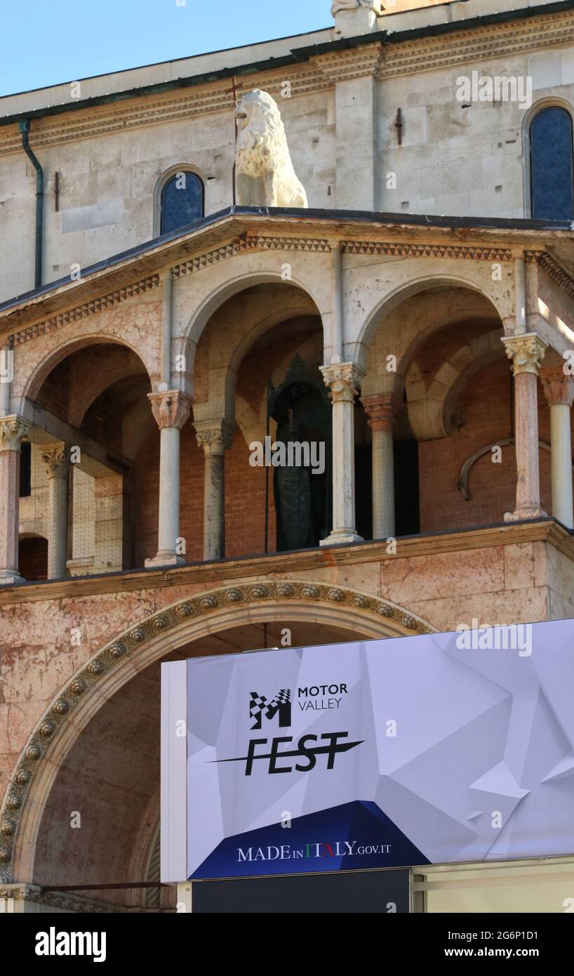 MODENA, ITALIA, 1 luglio 2021 - Mostra, logo e cartello Motor Valley Fest di fronte all'antica cattedrale Foto Stock
