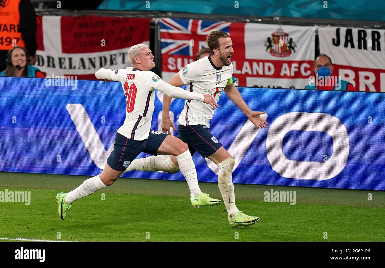 Harry Kane dell'Inghilterra festeggia il secondo gol della partita con Phil Foden durante la partita semifinale UEFA Euro 2020 al Wembley Stadium di Londra. Data immagine: Mercoledì 7 luglio 2021. Foto Stock