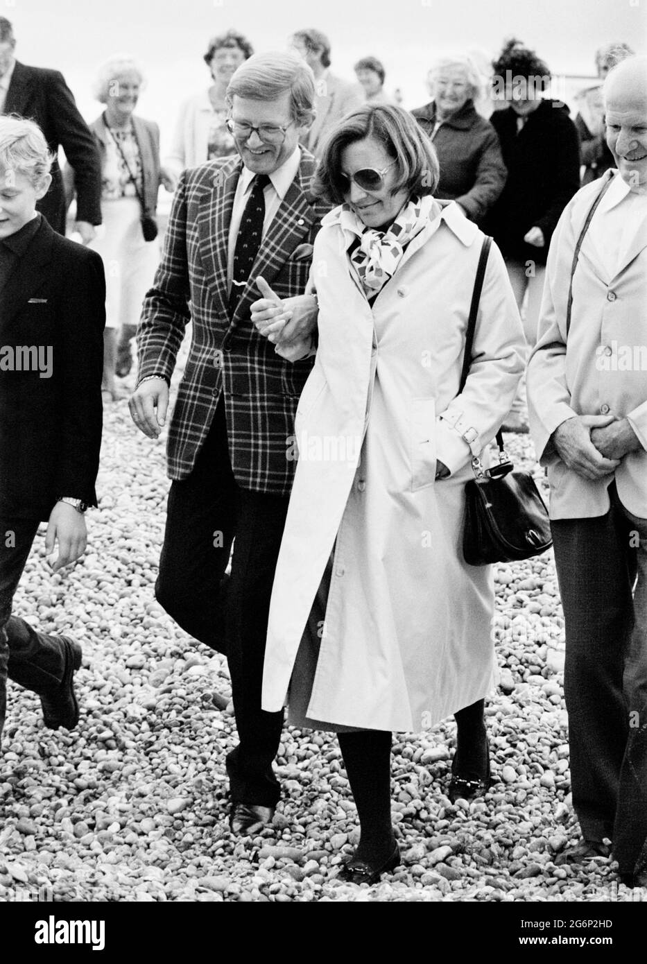 AJAXNETPHOTO. 28 AGOSTO 1984. BULVERHYTHE BAY, NR HASTINGS, INGHILTERRA. - LA REGINA OLANDESE VISITA IL RELITTO DI AMSTERDAM - LA REGINA DEI PAESI BASSI BEATRICE WILHELMINA ARMGARD ARRIVA AL LUOGO DEL RELITTO DI AMSTERDAM. LA NAVE È STATA DISTRUTTA IN UNA TEMPESTA DI CANALE IL 26 GENNAIO 1749 E RISCOPERTA NEL 1969. FOTO:JONATHAN EASTLAND/AJAX. RIF:1984 15A Foto Stock