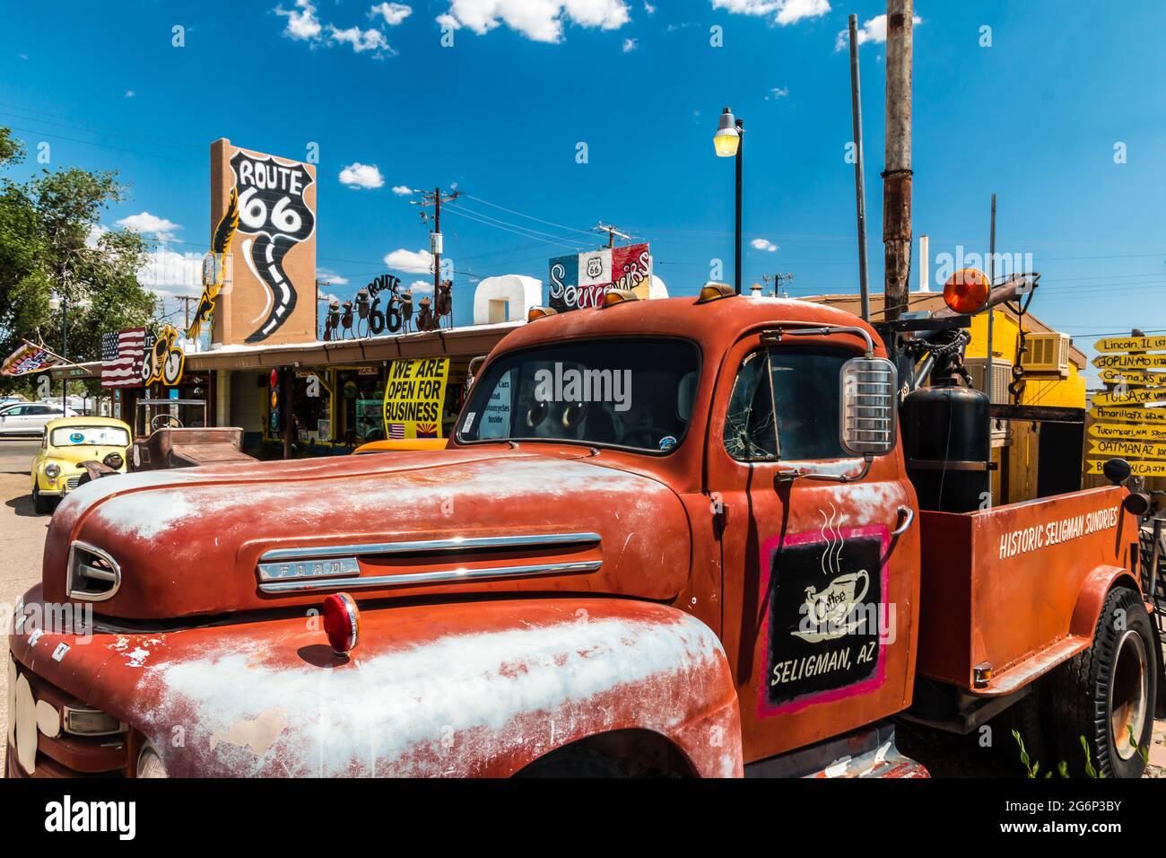 Negozio di articoli da regalo Vintage Ford Tow Truck and Rote 66, Seligman, Arizona, USA Foto Stock