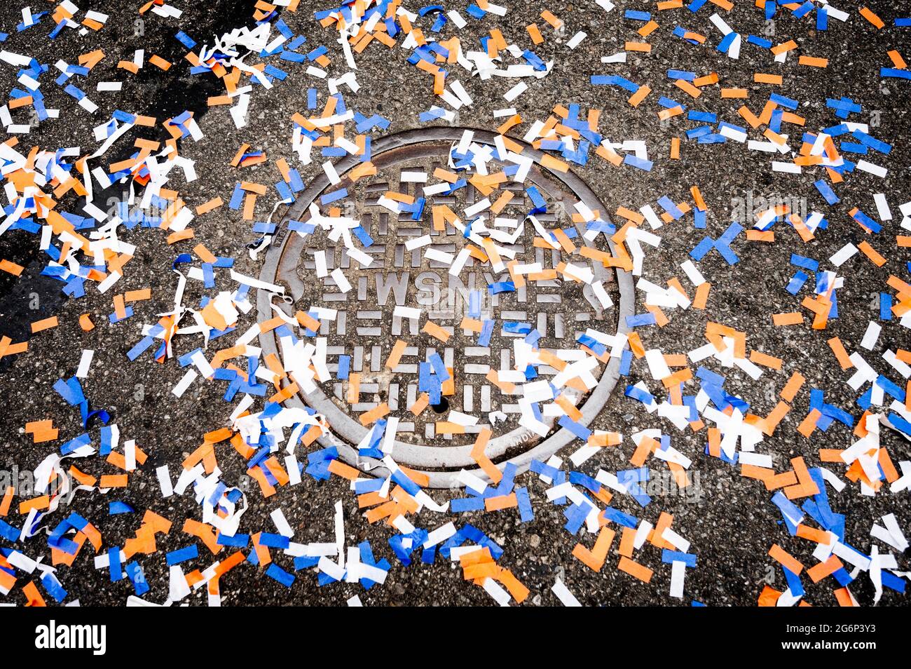 New York, USA, 07 luglio 2021. 7 luglio 2021 - New York, NY, Stati Uniti: Una copertura di tombino coperta di confetti durante la sfilata di tape 'Hometown Heroes' di New York City che premia i lavoratori essenziali nel Canyon of Heroes di New York. (Foto di Michael Brochstein/Sipa USA) Credit: Sipa USA/Alamy Live News Foto Stock