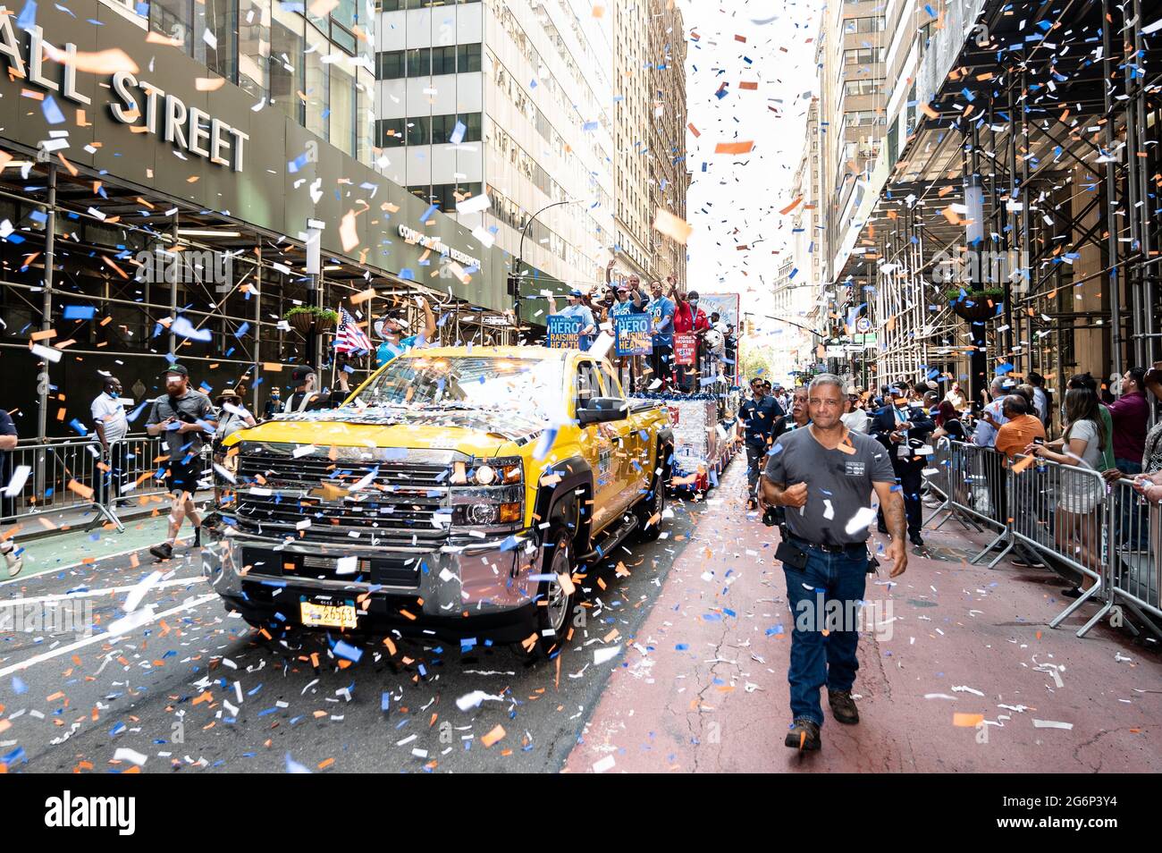 New York, USA, 07 luglio 2021. 7 luglio 2021 - New York, NY, Stati Uniti: La sfilata del ticker 'Hometown Heroes' di New York City onora i lavoratori essenziali che lavorano il suo senso attraverso il Canyon of Heroes di New York City. (Foto di Michael Brochstein/Sipa USA) Credit: Sipa USA/Alamy Live News Foto Stock
