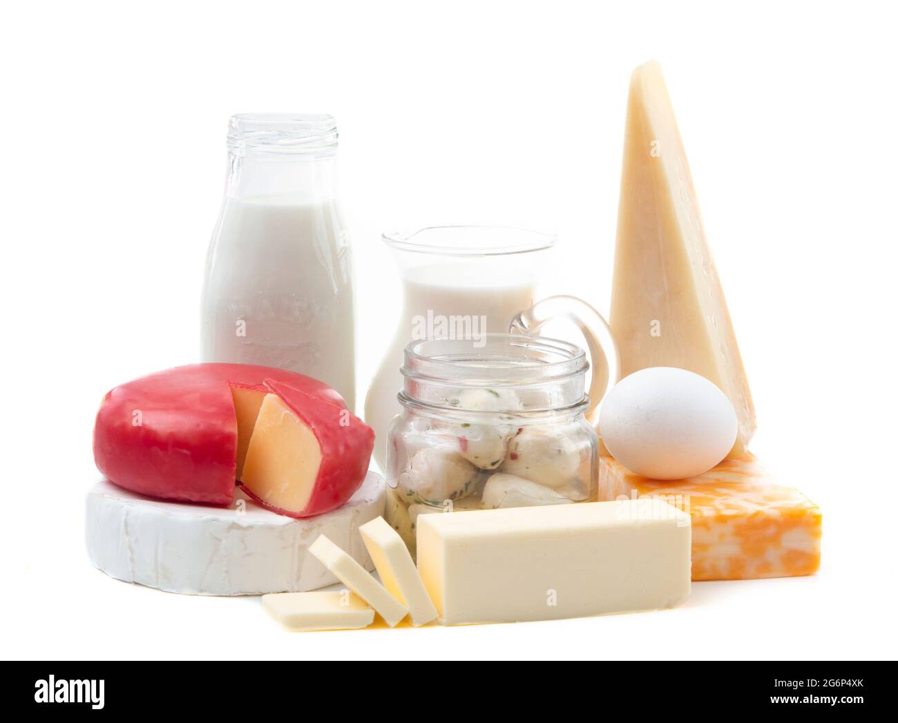 Un gruppo di vari alimenti per latticini isolati su uno sfondo bianco Foto Stock
