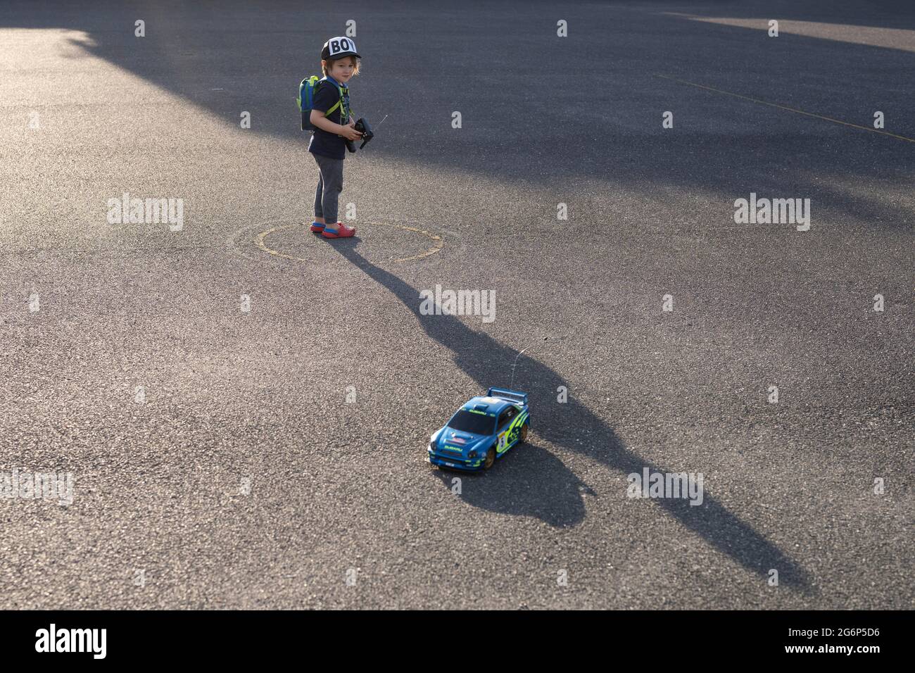 Un bambino che gioca con un'auto di controllo radio Foto Stock