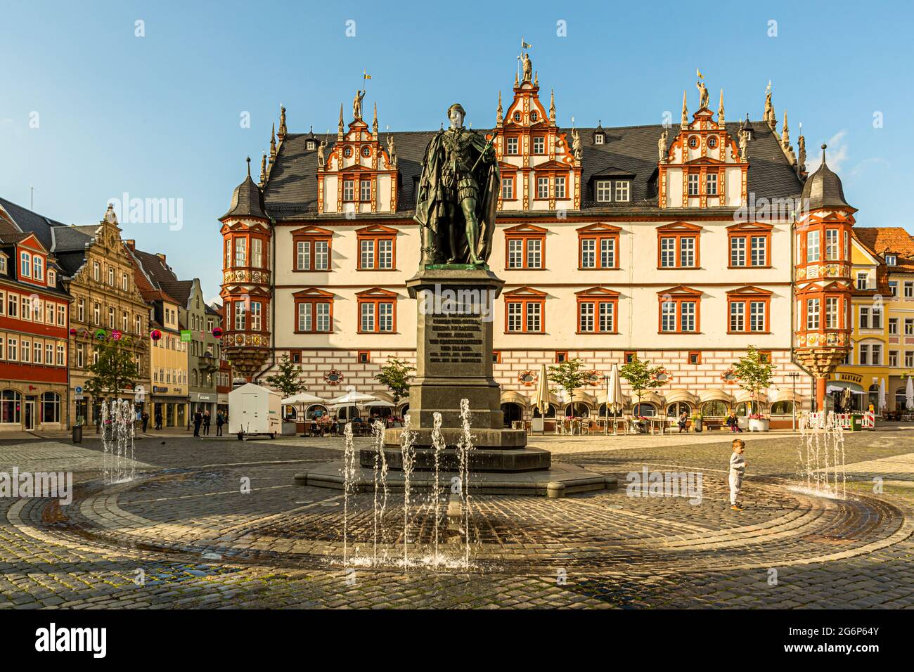Monumento del Principe Alberto di Sassonia-Coburg e Gotha di fronte al Palazzo Comunale di Coburg, Germania Foto Stock