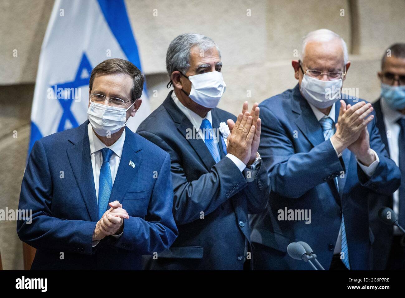 (210707) -- GERUSALEMME, 7 luglio 2021 (Xinhua) -- il nuovo presidente di Israele Isaac Herzog (i L) partecipa alla cerimonia di giuramento presso la Knesset israeliana (parlamento) a Gerusalemme, il 7 luglio 2021. L'ex leader del partito laburista Isaac Herzog è stato giurato come nuovo presidente di Israele mercoledì. (JINI via Xinhua) Foto Stock