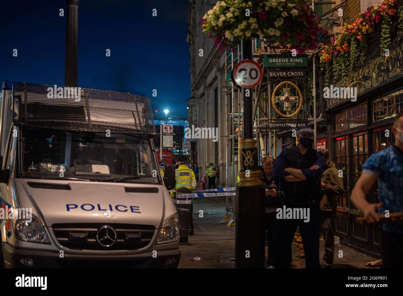 Londra, Regno Unito. 7 luglio 2021. Incidente di polizia fuori della Croce d'Argento su Whitehall, cordone di polizia istituito intorno alla zona. Credit: Thomas Eddy/Alamy Live News Foto Stock