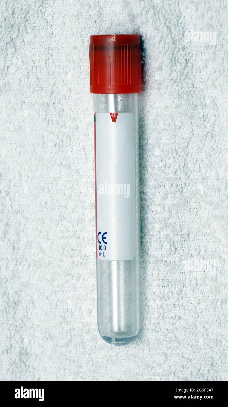 Provetta vuota su un panno di materiale bianco pronto per il campione di sangue per l'analisi con etichetta vuota Foto Stock