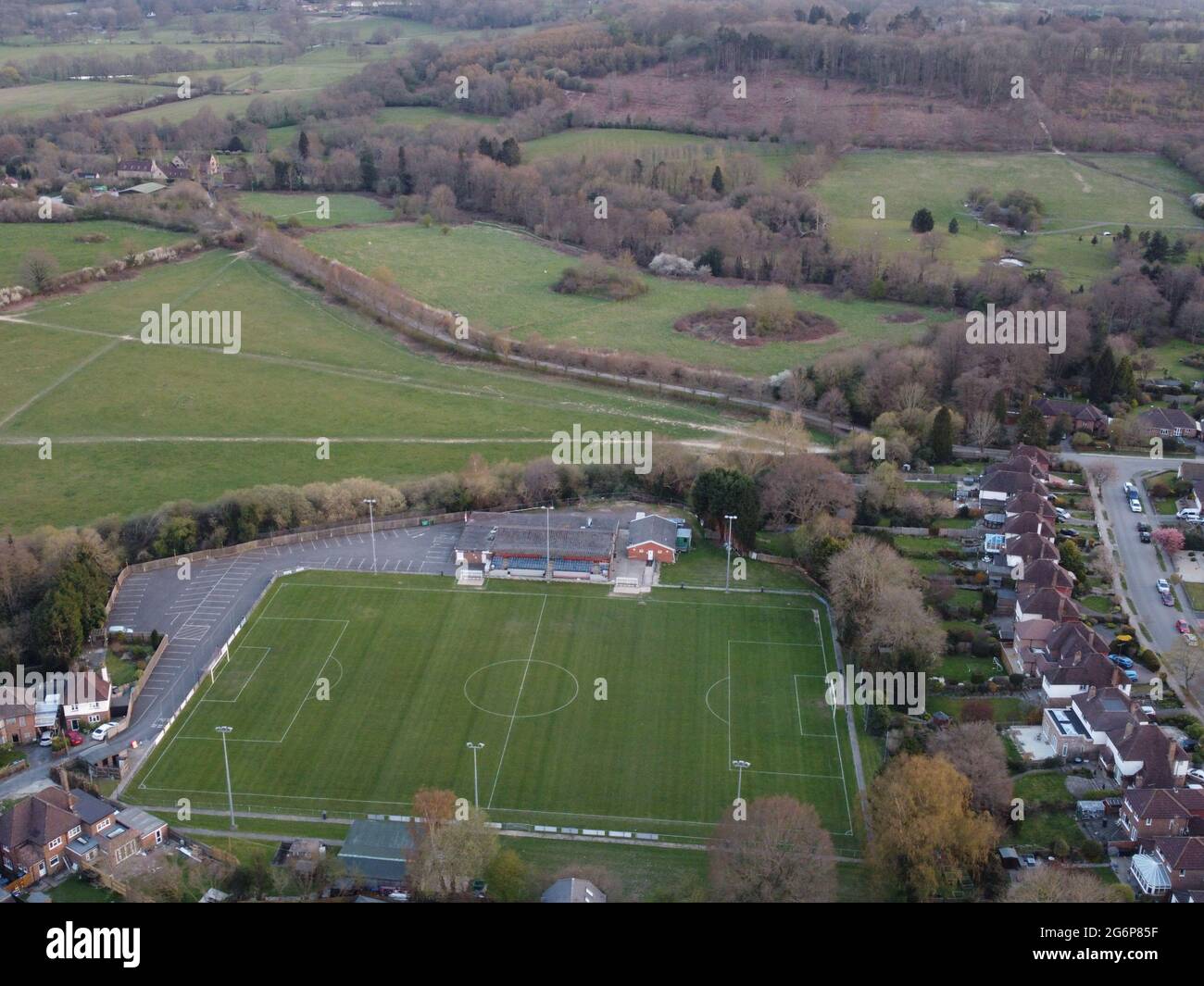 Tiro aereo del campo della Horsham YMCA Football Club a Gorings Mead. Foto Stock