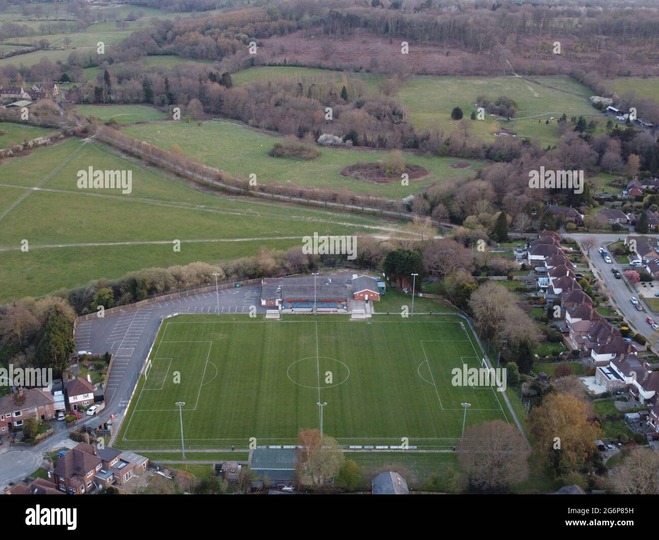 Tiro aereo del campo della Horsham YMCA Football Club a Gorings Mead. Foto Stock